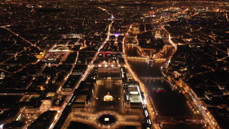 Museum-Le-Louvre-Paris-Bei-Nacht-Luftaufnahme-La-Seine-Frankreich